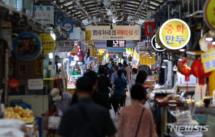 [서울=뉴시스] 이영환 기자 = 지난달 8일 서울 서대문구 독립문영천시장에서 시민들이 이동하고 있다. 2024.07.08. 20hwan@newsis.com