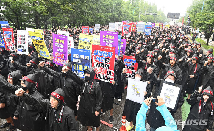 [화성=뉴시스] 김종택 기자 = 삼성전자 최대 노조인 전국삼성전자노동조합(전삼노)이 총파업에 돌입한 8일 경기도 화성시 삼성전자 화성사업장 정문 앞에서 총파업 결의대회에 참가한 조합원들이 구호를 외치고 있다. 2024.07.08. jtk@newsis.com