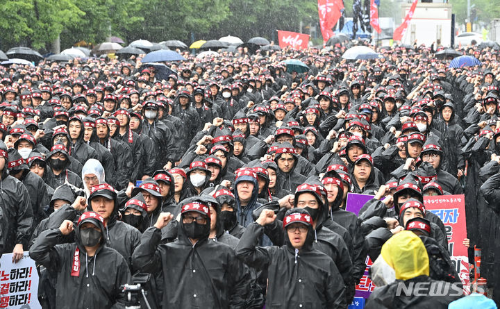 [화성=뉴시스] 김종택 기자 = 삼성전자 최대 노조인 전국삼성전자노동조합(전삼노)이 총파업에 돌입한 8일 경기도 화성시 삼성전자 화성사업장 정문 앞에서 총파업 결의대회에 참가한 조합원들이 구호를 외치고 있다. 2024.07.08. jtk@newsis.com