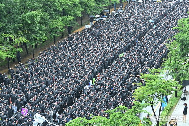 [화성=뉴시스] 김종택 기자 = 삼성전자 최대 노조인 전국삼성전자노동조합(전삼노)이 총파업에 돌입한 8일 경기도 화성시 삼성전자 화성사업장 정문 앞에서 총파업 결의대회에 참가한 조합원들이 구호를 외치고 있다. 2024.07.08. jtk@newsis.com