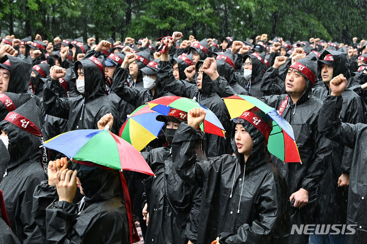[화성=뉴시스] 김종택 기자 = 삼성전자 최대 노조인 전국삼성전자노동조합(전삼노)이 총파업에 돌입한 8일 경기도 화성시 삼성전자 화성사업장 정문 앞에서 총파업 결의대회에 참가한 조합원들이 구호를 외치고 있다. 2024.07.08. jtk@newsis.com