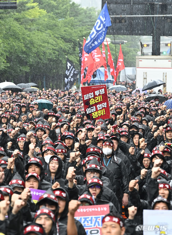 [화성=뉴시스] 김종택 기자 = 삼성전자 최대 노조인 전국삼성전자노동조합(전삼노)이 총파업에 돌입한 8일 경기도 화성시 삼성전자 화성사업장 정문 앞에서 총파업 결의대회에 참가한 조합원들이 구호를 외치고 있다. 2024.07.08. jtk@newsis.com