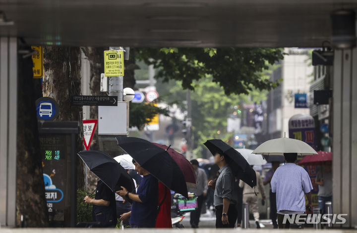[서울=뉴시스] 정병혁 기자 = 장마가 이어진 지난 8일 서울 서초구 교대역 인근에서 우산을 쓴 시민들이 이동하고 있는 모습. 2024.07.08. jhope@newsis.com