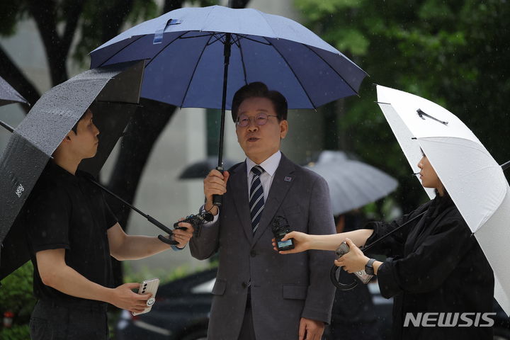 [서울=뉴시스] 정병혁 기자 = 이재명 더불어민주당 전 대표가 8일 서울 서초구 서울중앙지방법원에서 열린 '검사 사칭 사건 위증교사 추가 기소' 관련 7차 공판에 출석하며 입장을 밝히고 있다. 2024.07.08. jhope@newsis.com