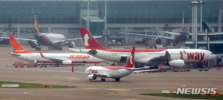 [인천공항=뉴시스] 홍효식 기자 = 올해 국적 항공사를 이용한 국내·국제선 여객이 상반기 기준 역대 최다를 기록했다. 중·단거리 노선 운항 위주 저비용항공사(LCC)들의 급격한 성장에 힘입은 것으로 분석된다. 8일 국토교통부 항공 통계에 따르면 올해 상반기 대한항공 등 국적사 10곳의 항공편을 이용한 승객은 4756만여명으로 집계됐다.사진은 8일 인천국제공항에 LCC 여객기가 주기되어 있다. 2024.07.08. yesphoto@newsis.com