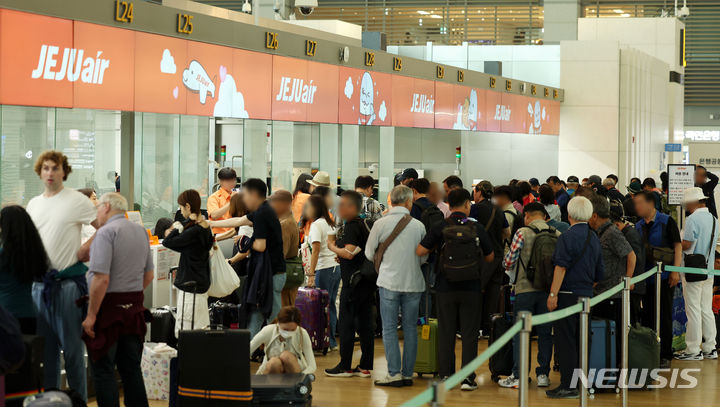 [인천공항=뉴시스] 홍효식 기자 = 사진은 지난 8일 인천국제공항 제1터미널 출국장 제주항공 카운터에서 여행객들이 탑승 수속을 기다리고 있다. 2024.07.20. yesphoto@newsis.com