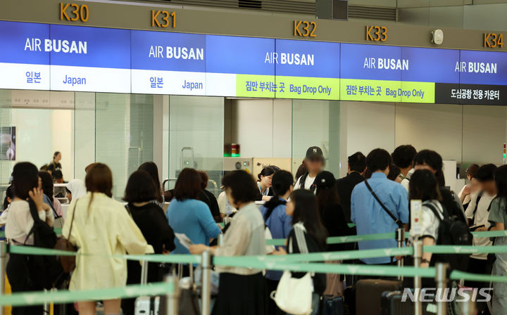 [인천공항=뉴시스] 홍효식 기자 = 올해 국적 항공사를 이용한 국내·국제선 여객이 상반기 기준 역대 최다를 기록했다. 중·단거리 노선 운항 위주 저비용항공사(LCC)들의 급격한 성장에 힘입은 것으로 분석된다. 8일 국토교통부 항공 통계에 따르면 올해 상반기 대한항공 등 국적사 10곳의 항공편을 이용한 승객은 4756만여명으로 집계됐다.  사진은 8일 인천국제공항 제1터미널 출국장에서 LCC 이용 여행객들이 탑승 수속을 기다리고 있다. 2024.07.08. yesphoto@newsis.com