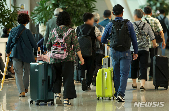 [인천공항=뉴시스] 홍효식 기자 = 사진은 인천국제공항 제1터미널 출국장에서 여행객들이 캐리어를 끌고 이동하고 있다. 2024.07.26. yesphoto@newsis.com