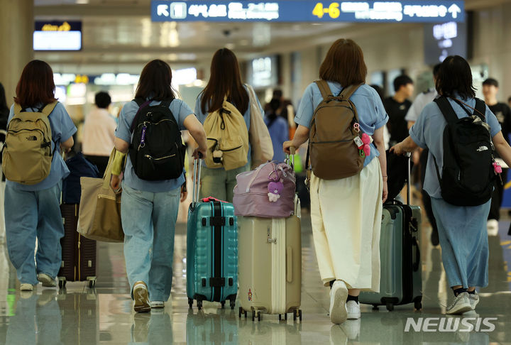 [인천공항=뉴시스] 홍효식 기자 = 올해 국적 항공사를 이용한 국내·국제선 여객이 상반기 기준 역대 최다를 기록했다. 중·단거리 노선 운항 위주 저비용항공사(LCC)들의 급격한 성장에 힘입은 것으로 분석된다. 8일 국토교통부 항공 통계에 따르면 올해 상반기 대한항공 등 국적사 10곳의 항공편을 이용한 승객은 4756만여명으로 집계됐다.  사진은 8일 인천국제공항 제1터미널 출국장에서 여행객들이 캐리어를 끌고 이동하고 있다. 2024.07.08. yesphoto@newsis.com