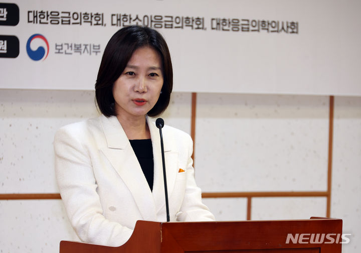 [서울=뉴시스] 고승민 기자 = 허은아 개혁신당 대표가 8일 서울 여의도 국회 의원회관에서 이주영 의원실 주최로 열린 '벼랑 끝 응급의료, 그들은 왜 탈출하는가' 정책토론회에서 축사를 하고 있다. 2024.07.08. kkssmm99@newsis.com