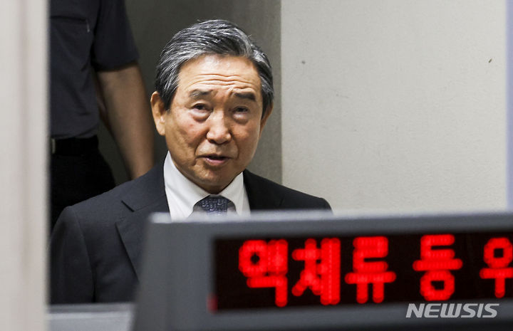 [서울=뉴시스] 정병혁 기자 = 하성용 한국항공우주산업(KAI) 전 사장이 8일 서울 서초구 서울고등법원에서 열린 수천억원대 회계분식과 채용비리 등 경영비리 혐의 선고 공판에서 재판을 마친 뒤 법정을 나서고 있다. 서울고법 형사13부(부장판사 백강진)는 특정 경제범죄 가중처벌 등에 관한 법률 위반(횡령) 등 혐의로 기소된 하 전 사장 등 8명의 항소심 선고 공판에서 하 전 사장에게 징역 2년에 집행유예 3년을 선고했다.2024.07.08. jhope@newsis.com