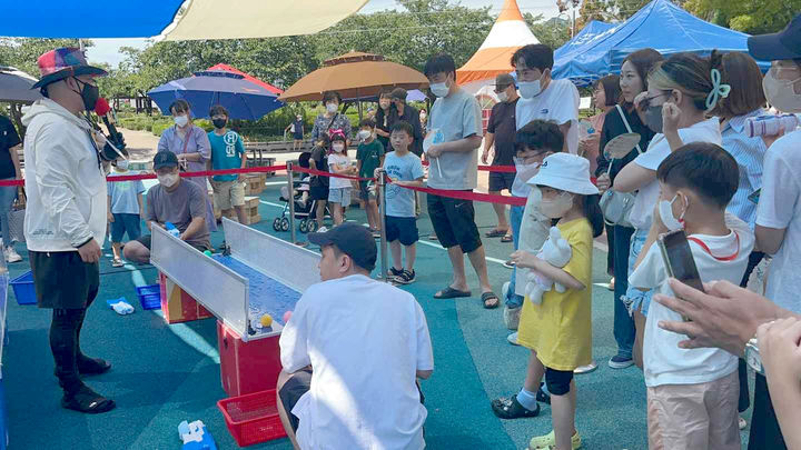 [곡성=뉴시스] 곡성 섬진강기차마을 '하하호호 물총배틀 이벤트'. (사진=곡성군청 제공). photo@newsis.com *재판매 및 DB 금지