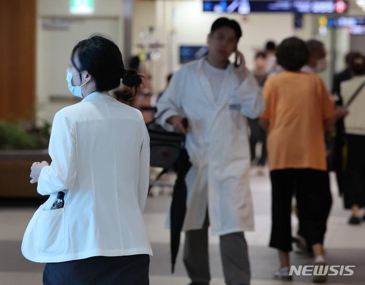 [서울=뉴시스] 김진아 기자 = 정부가 전공의 복귀를 유도하기 위해 미복귀자 대상 행정처분(면허정지 등)을 하지 않고, 하반기에 복귀할 수 있는 문을 열어놨다. 또 하반기 전공의 모집을 위해 오는 15일까지는 사직 처리 등을 통해 결원을 확정해야 한다고 8일 밝혔다. 8일 서울시내의 한 대학병원에서 의료진이 이동하고 있다. 2024.07.08. bluesoda@newsis.com