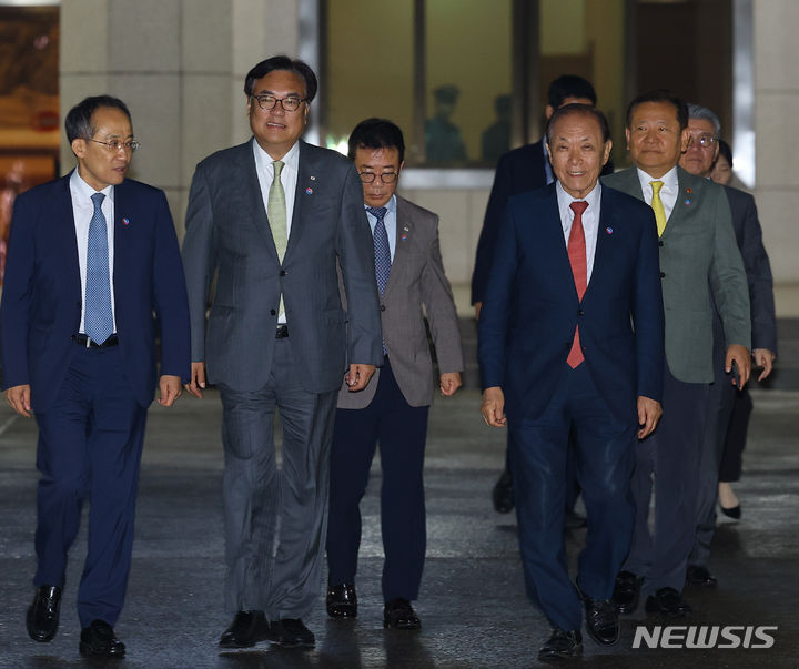 [성남=뉴시스] 최진석 기자 = 정진석 대통령 비서실장과 홍철호 정무수석, 국민의힘 황우여 비상대책위원장, 추경호 원내대표, 이상민 행정안전부 장관 등이 8일 성남 서울공항에서 북대서양조약기구(NATO·나토) 75주년 정상회의 참석차 미국을 방문하는 윤석열 대통령과 부인 김건희 여사 환송 행사를 위해 공군 1호기 앞으로 이동하고 있다. 2024.07.08. myjs@newsis.com