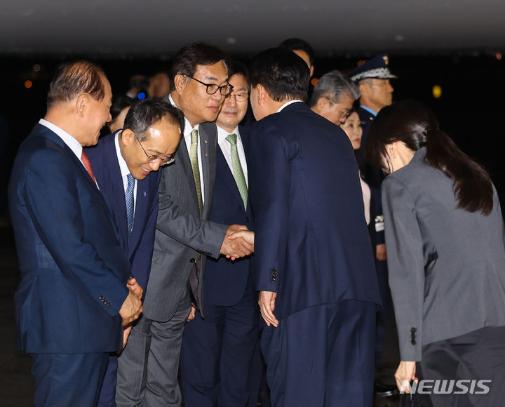 [성남=뉴시스] 최진석 기자 = 북대서양조약기구(NATO·나토) 75주년 정상회의 참석차 미국을 방문하는 윤석열 대통령과 부인 김건희 여사가 8일 성남 서울공항에 도착해 공군 1호기 탑승에 앞서 환송 나온 정진석 비서실장, 황우여 국민의힘 비상대책위원장 등과 인사를 나누고 있다. 2024.07.08. myjs@newsis.com