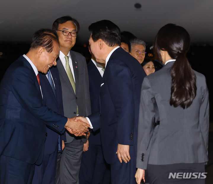 [성남=뉴시스] 최진석 기자 = 북대서양조약기구(NATO·나토) 75주년 정상회의 참석차 미국을 방문하는 윤석열 대통령과 부인 김건희 여사가 8일 성남 서울공항에 도착해 공군 1호기 탑승에 앞서 환송 나온 정진석 비서실장, 황우여 국민의힘 비상대책위원장 등과 인사를 나누고 있다. 2024.07.08. myjs@newsis.com