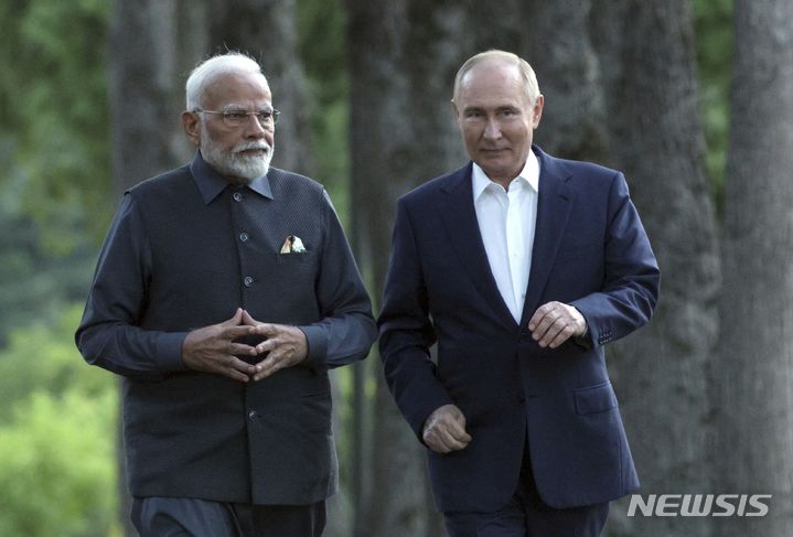 [노보오가료보=AP/뉴시스] 블라디미르 푸틴 러시아 대통령(오른쪽)과 나렌드라 모디 인도 총리가 지난 7월 8일(현지 시간) 모스크바 외곽 노보오가료보 관저 내 정원을 산책하고 있다. (사진=뉴시스DB)