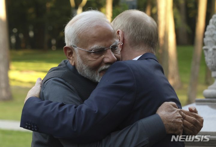 [모스크바=AP/뉴시스] 블라디미르 푸틴 러시아 대통령이 이번주 모스크바에서 인도 국가안보보좌관과 러우전쟁 평화협상에 관해 논의한다. 사진은 7월8일 푸틴 대통령(오른쪽)과 나렌드라 모디 인도 총리가 모스크바 외곽 노보-오가료보 관저에서 비공식 회담 중 포옹하고 있는 모습. 2024.09.09.