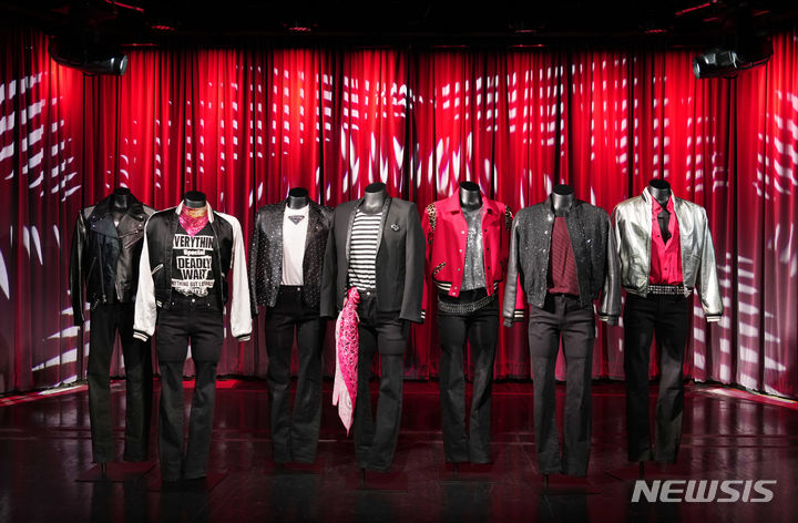 [로스앤젤레=AP/뉴시스]지난 6월28일 로스앤젤레스 그래미 박물관에서 하이브 소속 팝 그룹 '엔하이픈'이 뮤직비디오 '스윗 베놈'(Sweet Venom)에서 입었던 의상들이 선뵈고 있다. 그래미 박물관이 한국 대중음악 배후의 음악, 문화, 기술, 팬덤, 사업 등의 탐구를 위한 지속적 계획의 일환으로 곧 첫번째 전면적 K-팝 전시회를 개최한다. '하이브: 우리는 음악을 믿는다, 그래미 박물관 전시회'는 8월2일부터 9월15일까지 로스앤젤레스 시내에 있는 박물관에서 열린다. 2024.07.09.
