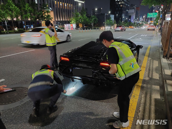 [서울=뉴시스] 불법튜닝 점검. (사진=서울경찰청 제공) 2024.07.09. photo@newsis.com