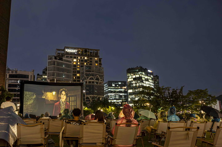 [서울=뉴시스]서울공예박물관_웡카를관람하는시민들. 2024.07.09. (사진=서울시 제공) *재판매 및 DB 금지