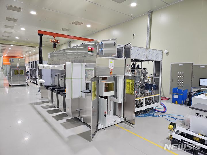 [용인=뉴시스]예스티의 반도체 제조장비 내부 전경(용인시 제공)