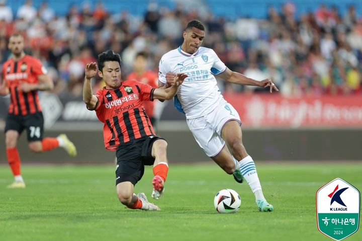 [서울=뉴시스] 프로축구 K리그1 강원FC의 이기혁(왼쪽), 포항 스틸러스의 조르지. (사진=한국프로축구연맹 제공) *재판매 및 DB 금지
