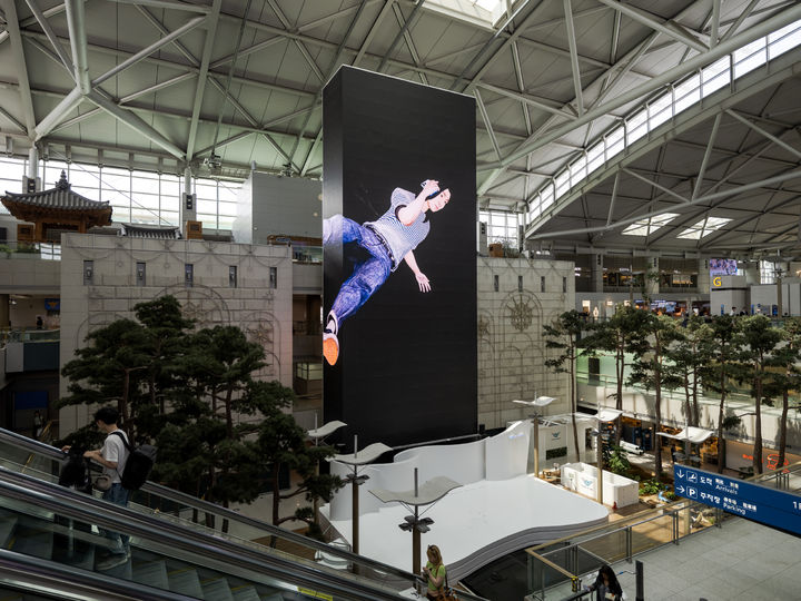 인천공항 T1 대형미디어타워_ 김희천 작가의 ‘더블포져’ 사진= 예술경영지원센터 제공. *재판매 및 DB 금지