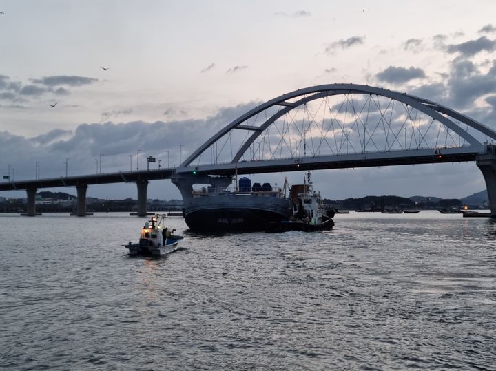 동백대교 아래 해상 통과하는 선박 (사진=해경 제공) *재판매 및 DB 금지