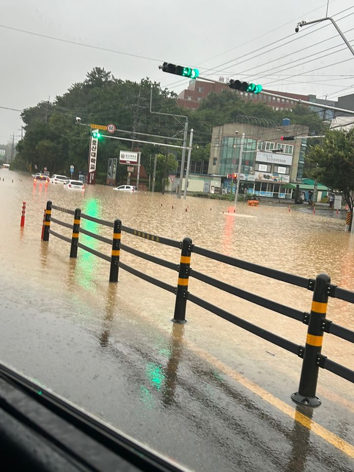 [경산=뉴시스] 9일 오전 경북 경산시 하양읍 호산대 앞 국도4호선 도로가 물에 잠겨 통행하던 차량들도 침수됐다. (사진=경산시 제공) 2024.07.09. photo@newsis.com  *재판매 및 DB 금지