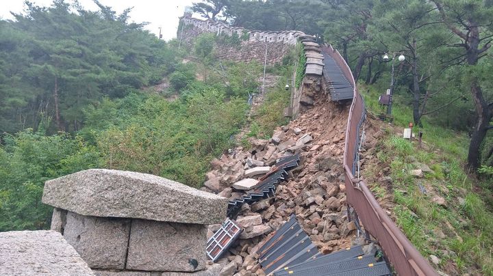 [서울=뉴시스] 집중호우에 무너진 서울 한양도성 (사진=국가유산청 제공) 0224.07.09  *재판매 및 DB 금지