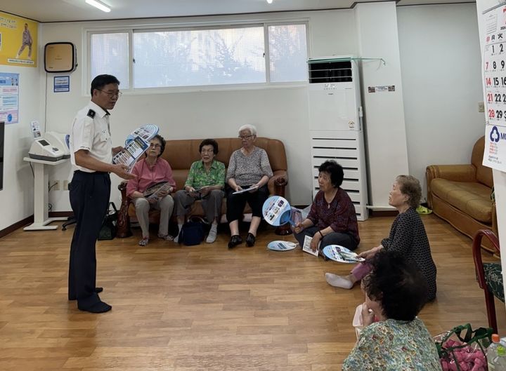 [대구=뉴시스] 대구 강북경찰서는 지역 경로당을 방문해 고령자 교통사고 예방활동을 전개했다. (사진=대구 강북경찰서 제공) 2024.07.09. photo@newsis.com *재판매 및 DB 금지