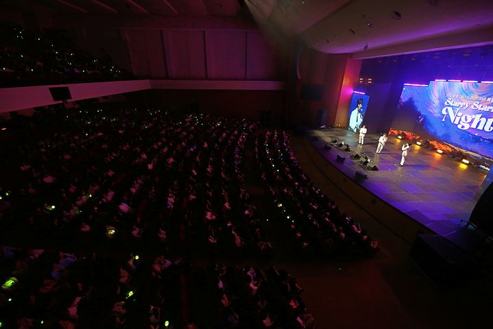 [서울=뉴시스] 반도문화재단이 지난 6일 서울 연세대학교 대강당에서 개최한 설립 5주년 콘서트에서 크로스오버 그룹 포레스텔라가 무대를 진행하고 있다. 관객 1500여 명이 공연장을 채웠다. (사진=반도건설 제공) 2024.07.09. photo@newsis.com  *재판매 및 DB 금지