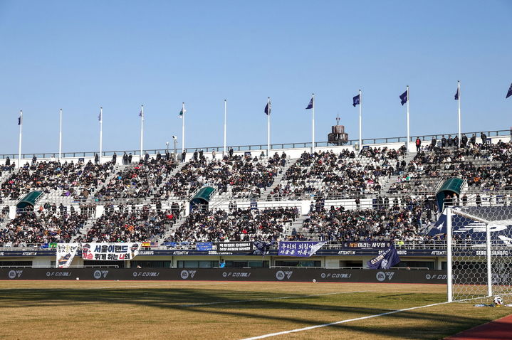 [서울=뉴시스] 프로축구 K리그2 서울 이랜드 FC가 사용 중인 목동종합운동장. (사진=한국프로축구연맹 제공) *재판매 및 DB 금지