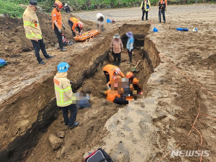 [제주=뉴시스] 7월2일 오후 제주시 구좌읍에서 매장 문화재 표본 조사 중 토사가 붕괴돼 2명이 매몰, 소방당국이 구조에 나서고 있다. (사진=제주소방본부 제공) 2024.07.02. photo@newsis.com