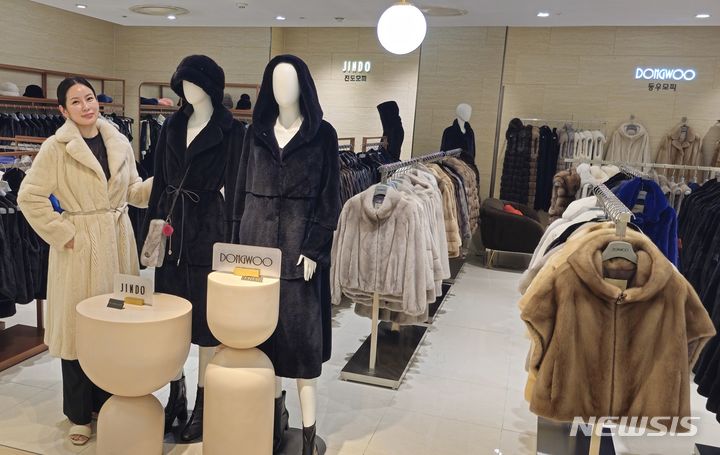 [전주=뉴시스]윤난슬 기자 = 롯데백화점 전주점은 모피 대표 브랜드인 진도·동우모피에서 역시즌 초특가전을 진행한다고 9일 밝혔다.(사진=롯데백화점 전주점 제공)