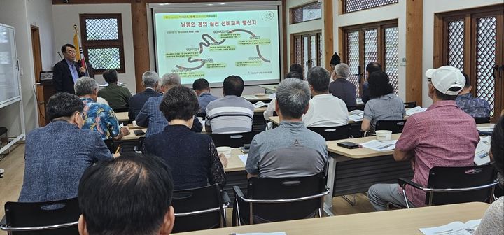 [산청=뉴시스] 산청교육지원청 김덕현 교육장이 단성향교 유림 대상 선비교육 특강 *재판매 및 DB 금지 *재판매 및 DB 금지