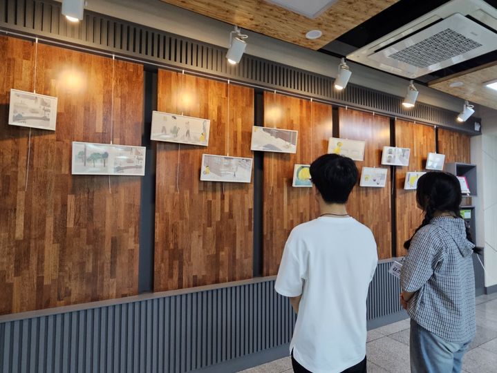 [울산=뉴시스] 울산 울주도서관 '엄마오리 아기오리' 원화 전시를 관람하는 시민들(울산시교육청 제공) *재판매 및 DB 금지