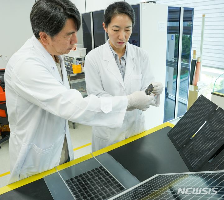 [창원=뉴시스]화재에 강한 신개념 고효율 태양광 모듈 개발한 한국전기연구원(KERI) 전기변환소재연구센터 차승일·윤민주 박사.(사진=한국전기연구원 제공)2024.07.10. photo@newsis.com