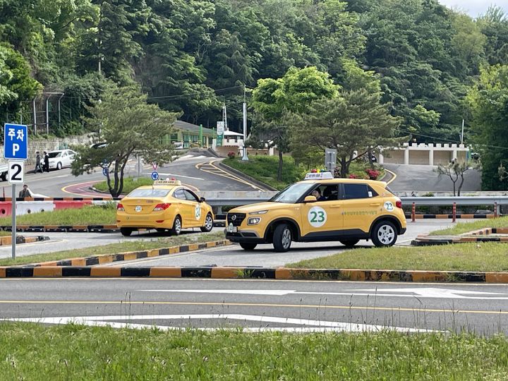 [부산=뉴시스] 부산 남구 도로교통공단 남부운전면허시험장에서 수험생들이 장내기능 시험을 치고 있다. (사진=도로교통공단 제공) *재판매 및 DB 금지