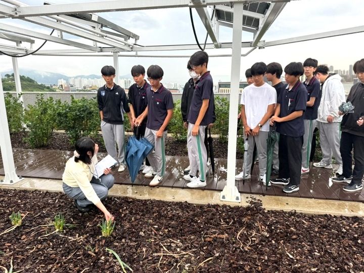 [울산=뉴시스] 9일 다운중학교 학생들이 한국동서발전 본사에 조성된 에너지테마파크를 견학하며 신재생에너지 시설물에 대한 설명을 듣고 있다. (사진=한국동서발전 제공) *재판매 및 DB 금지