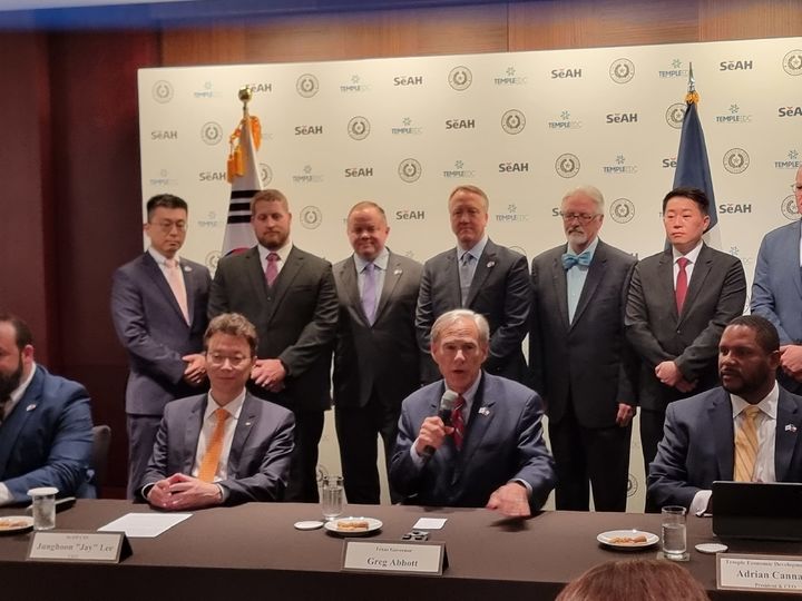 [서울=뉴시스]그레그 애벗 미국 텍사스주 주지사가 9일 서울 신라호텔에서 열린 기자간담회에서 발언하고 있다. (사진=이지용기자) 2024.07.09. leejy5223@newsis.com *재판매 및 DB 금지