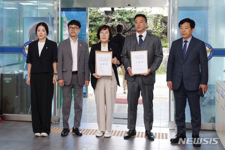 [군포=뉴시스] 고발장 접수에 나선 군포시의회 더불어민주당 시의원들. (사진=군포시의회 제공) 2024.07.09. photo@newsis.com