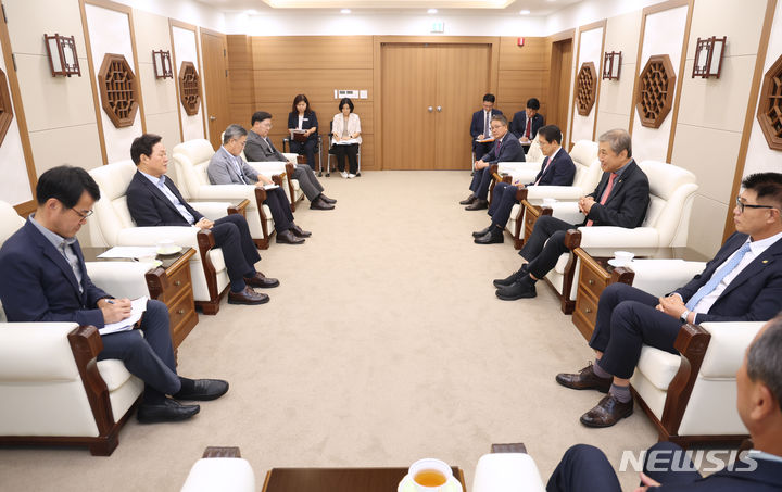 [창원=뉴시스]9일 경남도청 도지사 접견실에서 박완수(왼쪽 두 번째) 도지사가 대한건설협회 한승구(오른쪽 두 번째) 회장 등 건설협회 관계자와 지역건설산업 활성화 의견을 교환하고 있다.(사진=경남도 제공) 2024.07.09. photo@newsis.com