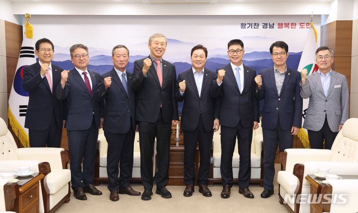 [창원=뉴시스]9일 경남도청 도지사 접견실에서 박완수(오른쪽서 네 번째) 도지사와 대한건설협회 한승구(왼쪽서 네 번째) 회장 등이 지역건설산업 활성화 간담회를 마친 후 기념촬영하고 있다.(사진=경남도 제공) 2024.07.09. photo@newsis.com