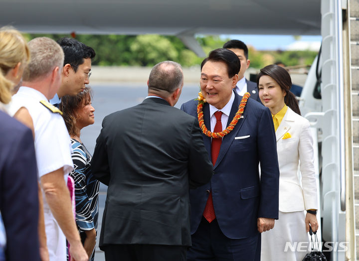 [호놀룰루(하와이)=뉴시스] 최진석 기자 = 윤석열 대통령과 부인 김건희 여사가 8일(현지시각) 북대서양조약기구(NATO·나토) 75주년 정상회의 참석에 앞서 인도·태평양사령부 방문을 위해 미국 히캄 공군기지에 도착해 환영나온 조시 그린 하와이 주지사 내외 등과 인사하고 있다. 2024.07.09. myjs@newsis.com