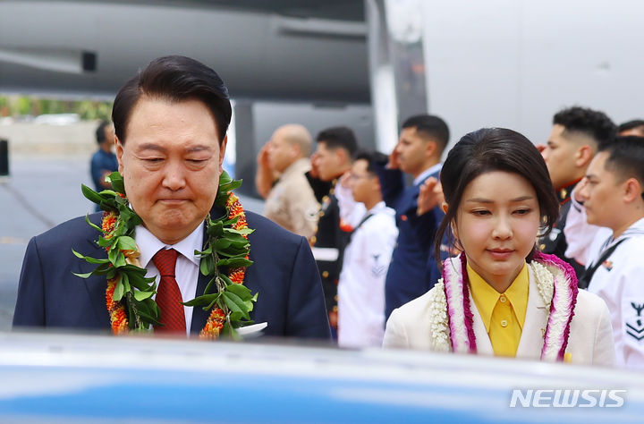 [호놀룰루(하와이)=뉴시스] 최진석 기자 = 윤석열 대통령과 부인 김건희 여사가 8일(현지시각) 북대서양조약기구(NATO·나토) 75주년 정상회의 참석에 앞서 인도·태평양사령부 방문을 위해 미국 히캄 공군기지에 도착해 차량으로 이동하고 있다. 2024.07.09. myjs@newsis.com