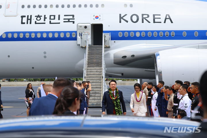 [호놀룰루(하와이)=뉴시스] 최진석 기자 = 윤석열 대통령과 부인 김건희 여사가 8일(현지시각) 북대서양조약기구(NATO·나토) 75주년 정상회의 참석에 앞서 인도·태평양사령부 방문을 위해 미국 히캄 공군기지에 도착해 차량으로 이동하고 있다. 2024.07.09. myjs@newsis.com