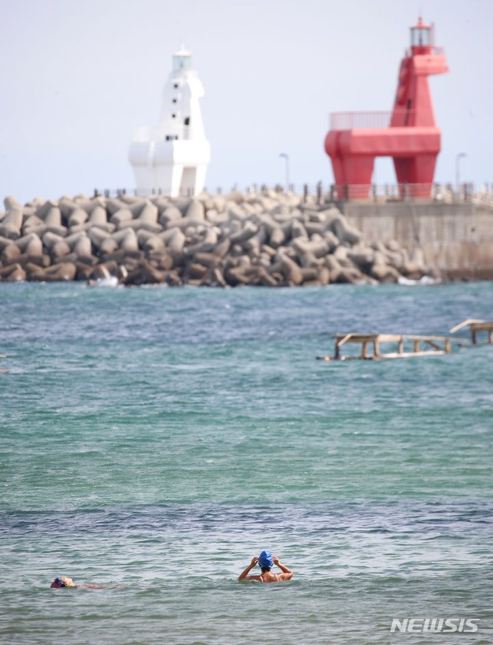 [제주=뉴시스] 우장호 기자 = 제주 북·동부 지역에 폭염경보가 내려진 9일 오전 제주시 이호테우해욕장에서 피서객들이 물놀이를 즐기고 있다.기상청은 이번 더위가 10일부터 정체전선이 남하하면서 가끔 비가 내리며 한풀 꺾일 것으로 예보했다. 2024.07.09. woo1223@newsis.com