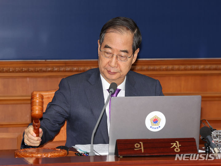 [서울=뉴시스] 배훈식 기자 = 한덕수 국무총리가 9일 오전 서울 종로구 정부서울청사에서 열린 국무회의에서 의사봉을 두드리고 있다. 2024.07.09. dahora83@newsis.com